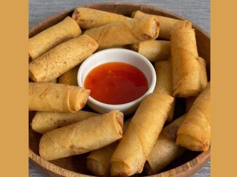 Nem rán vàng đều, ăn ngon khi dùng cùng tương ớt