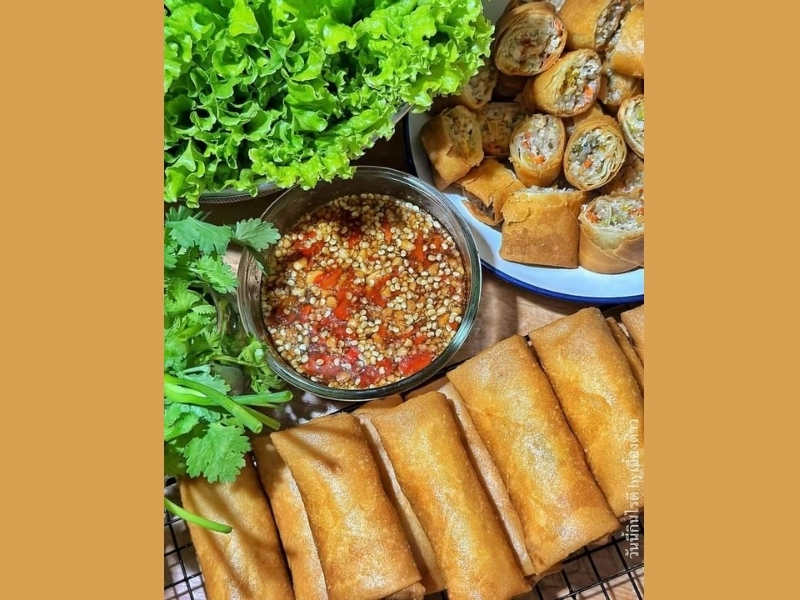 Nem rán ăn chung với rau và mắm ngọt 