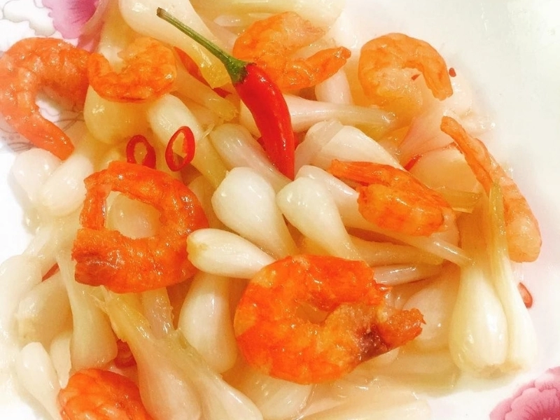 Củ kiệu chua ngọt vị thanh cân bằng mâm cơm Tết.