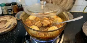 Nên Dùng Nồi Gì Để Kho Thịt Không Cháy? Hướng Dẫn Từ Kim Hằng 3 Nồi thủy tinh kho thịt dễ bị tụ nhiệt ở đáy gây cháy khét nước màu do đặc tính truyền nhiệt chậm.