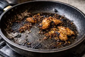 Chảo Chống Dính Loại Nào Tốt Nhất ? 4 Thức ăn cháy bám trên chảo chống dính bị hỏng