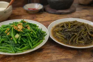 Cách Xào Rau Muống Xanh Giòn Không Bị Đen, Ngon Khó Cưỡng 1 So sánh 2 dĩa rau muống xào đúng cách và sai cách