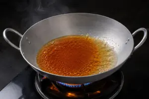 Cách Làm Cá Kho Tộ Đậm Đà Đúng Vị Nam Bộ 3 thắng nước màu đường trong chảo nhôm đáy phẳng chuyển màu hổ phách chuẩn cá kho tộ không bị đắng