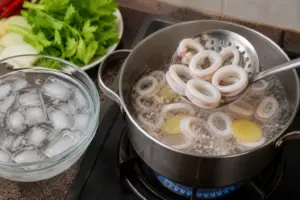 Cách Làm Mực Xào Cần Tây Giòn Dai, Không Ra Nước, Ngon Tại Nhà 2 Chần sơ mực ống trong nước sôi có gừng 5 giây rồi thả vào nước lạnh để mực giòn dai không ra nước khi xào