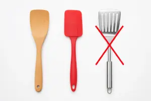 Chảo Chống Dính: Hướng Dẫn Chọn Mua và Sử Dụng Đúng Cách 3 Xẻng silicon và xẻng gỗ phù hợp dùng với chảo chống dính, không dùng xẻng kim loại.