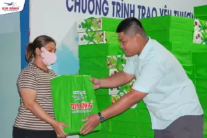 Kim Hằng Trao Quà Tặng Cho Các Bé Tại Bệnh Viện Nhi Đồng 1 Ngày 01.06 2 Đại diện Kim Hằng trao bộ quà Bếp Phó Của Mẹ cho các bé tại Bệnh viện Nhi Đồng 1 ngày 01 tháng 06 năm 2026.