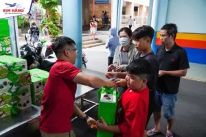 Kim Hằng Trao Quà Tặng Cho Các Bé Tại Bệnh Viện Nhi Đồng 1 Ngày 01.06 3 Các bé nhận quà tặng từ Kim Hằng với niềm vui rạng rỡ trong ngày Tết Thiếu nhi.